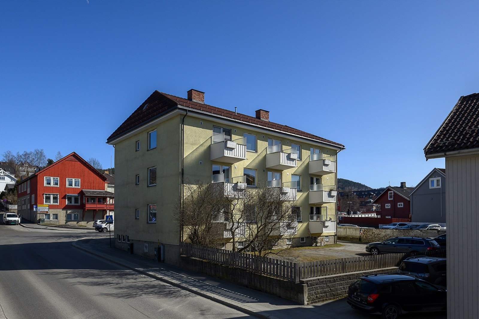 Leiligheten ligger i 2.etasje, med bod i kjeller og på loftet. Galleribilde