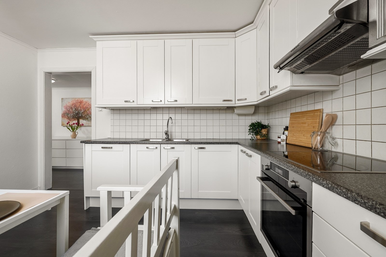 På kjøkkenet er det integrert komfyr, koketopp, oppvaskmaskin og mikrobølgeovn. I tillegg er det god plass til kjøleskap. Galleribilde