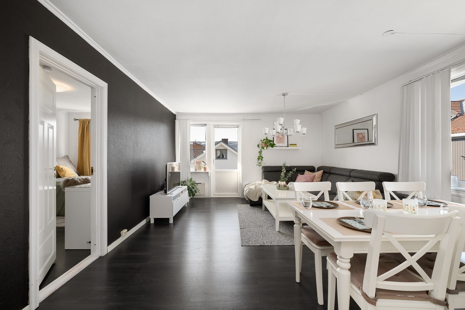 Lys og romslig stue med inngang til det ene soverommet. Galleribilde