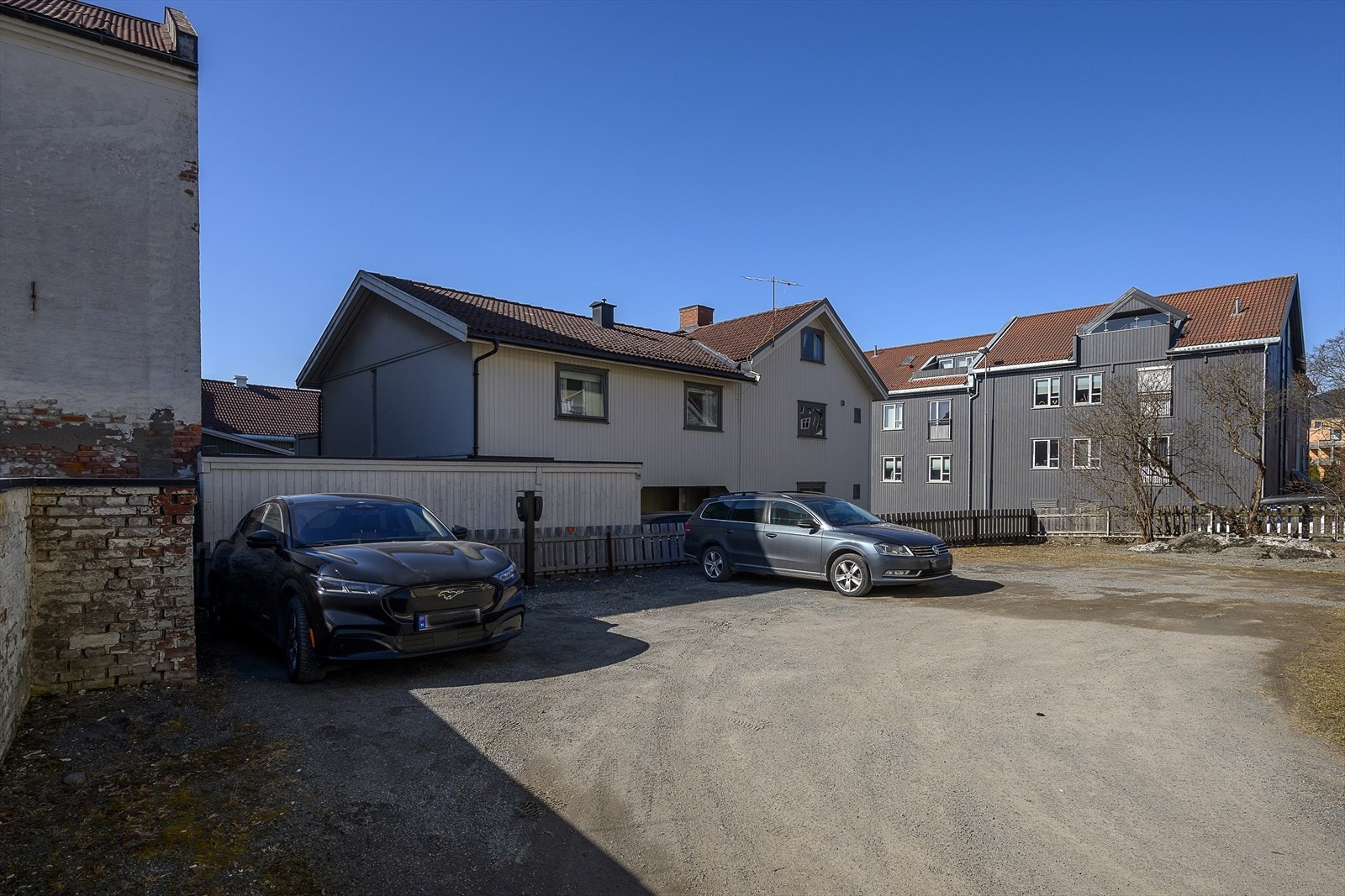 Borettslaget har parkeringsplasser i bakgården. Galleribilde