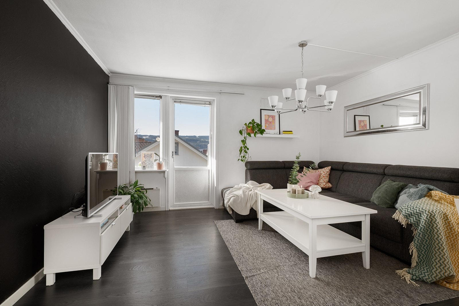 Fra stuen er det adgang ut til vestvendt balkong. Galleribilde