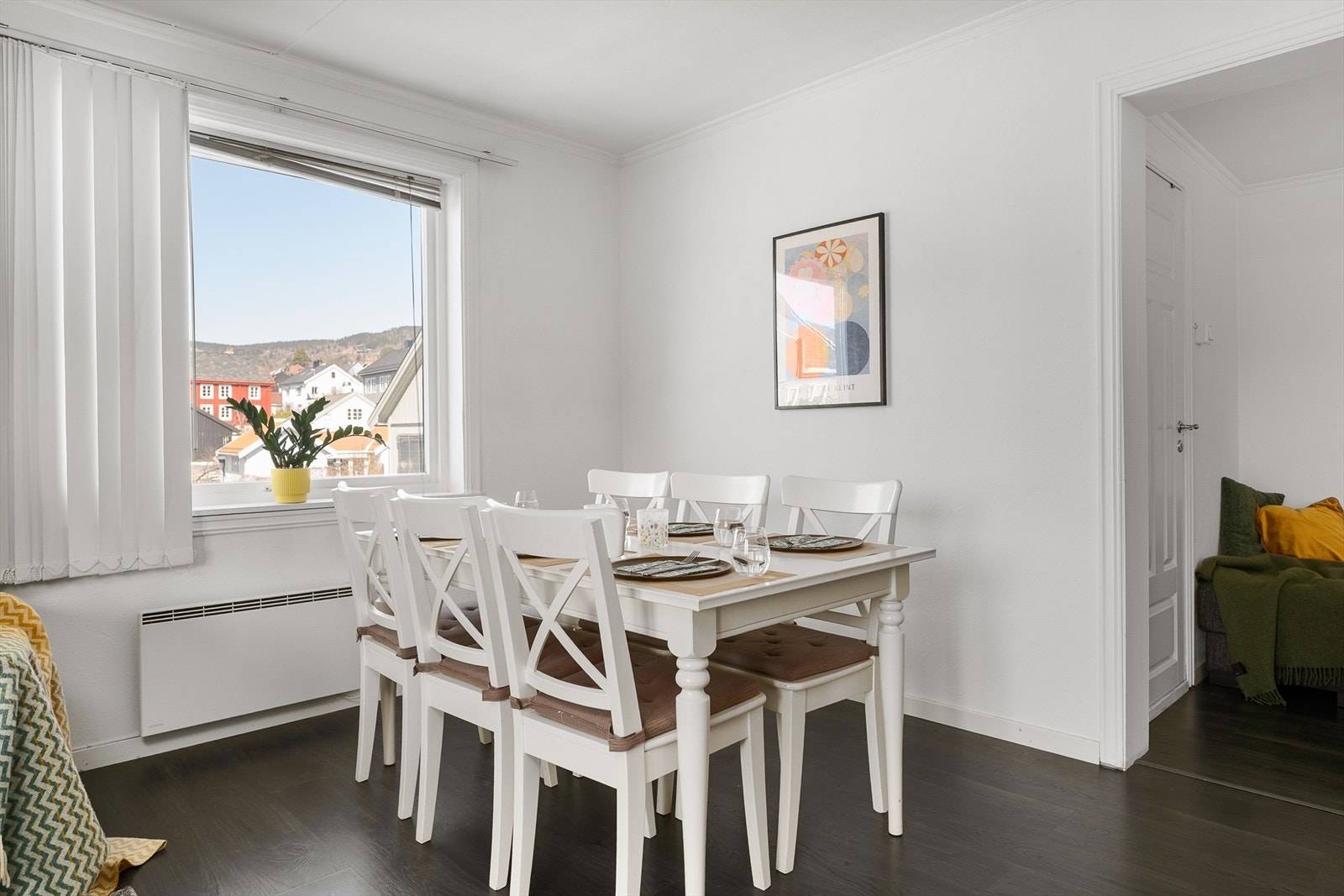 Mye rom til en trivelig spiseplass i stuen. Galleribilde