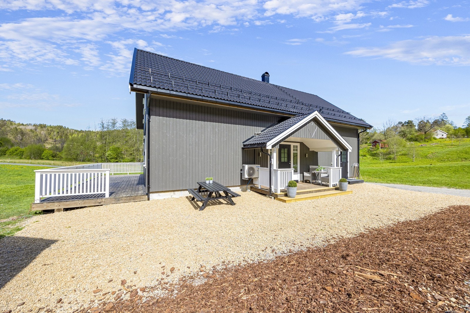 Flott overbygget inngangsparti - Utelys i front av huset Galleribilde