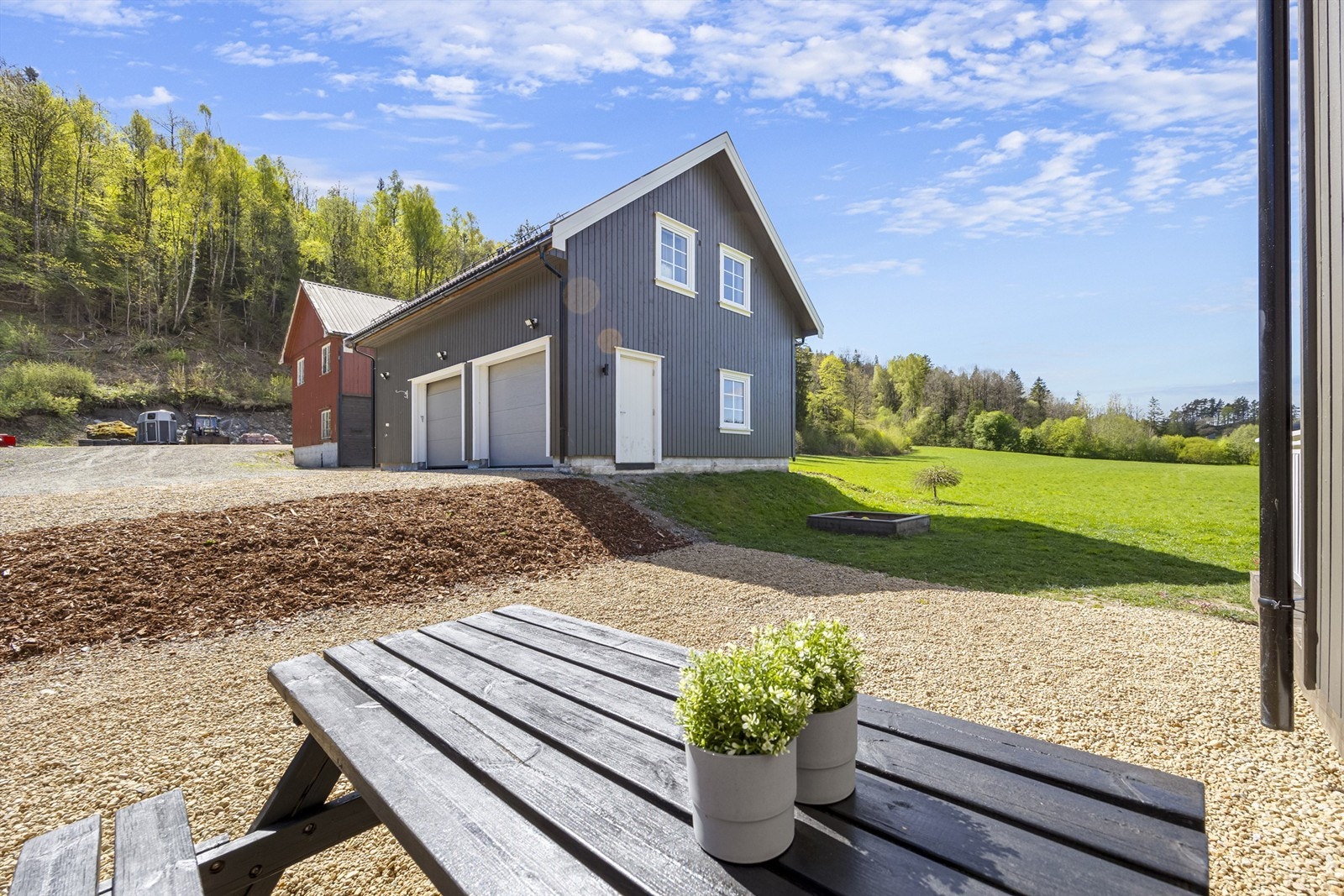 Over garasjen er det leilighet som i dag er utleid (helårs) Galleribilde