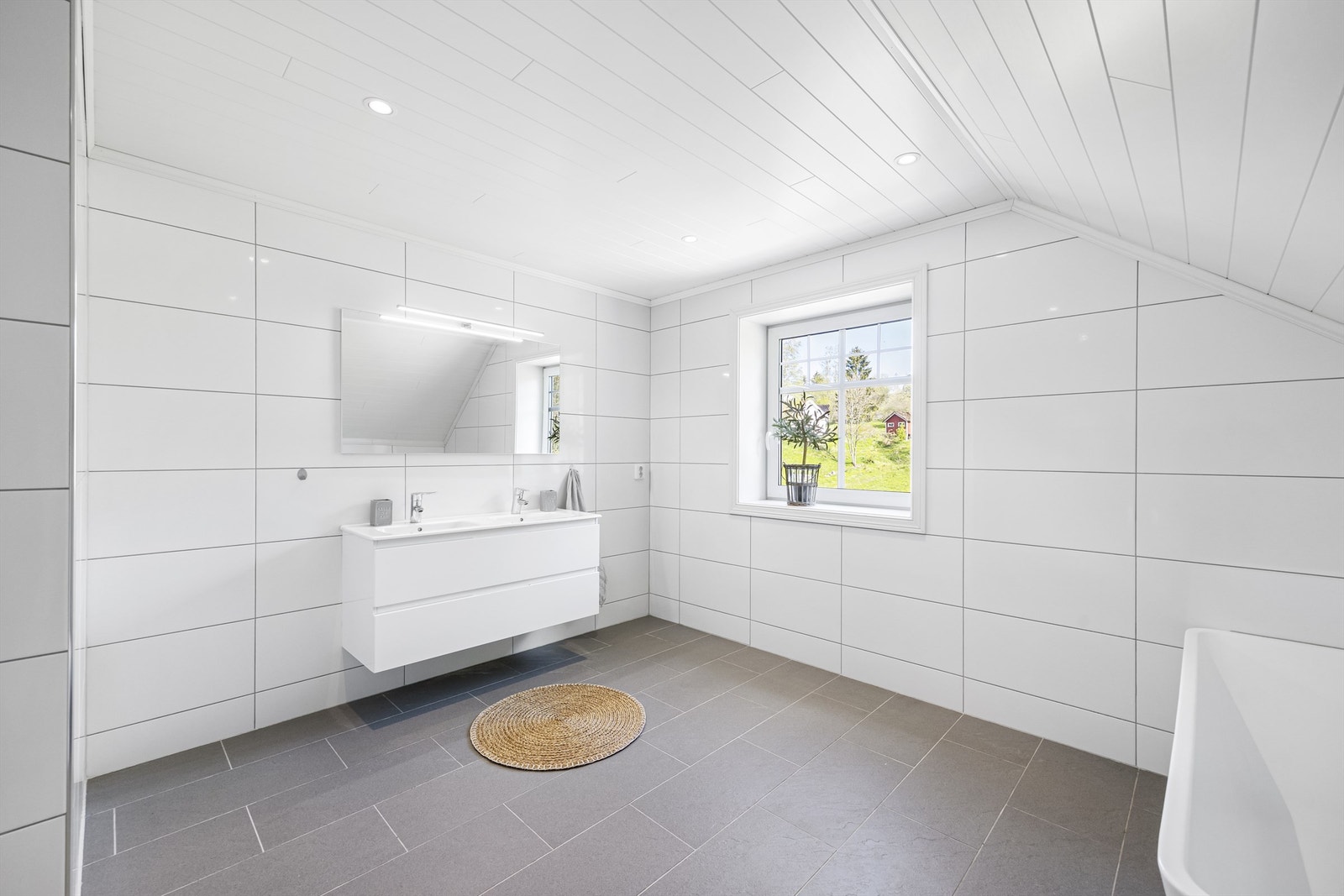 Bad i 2. etasje med badekar Galleribilde