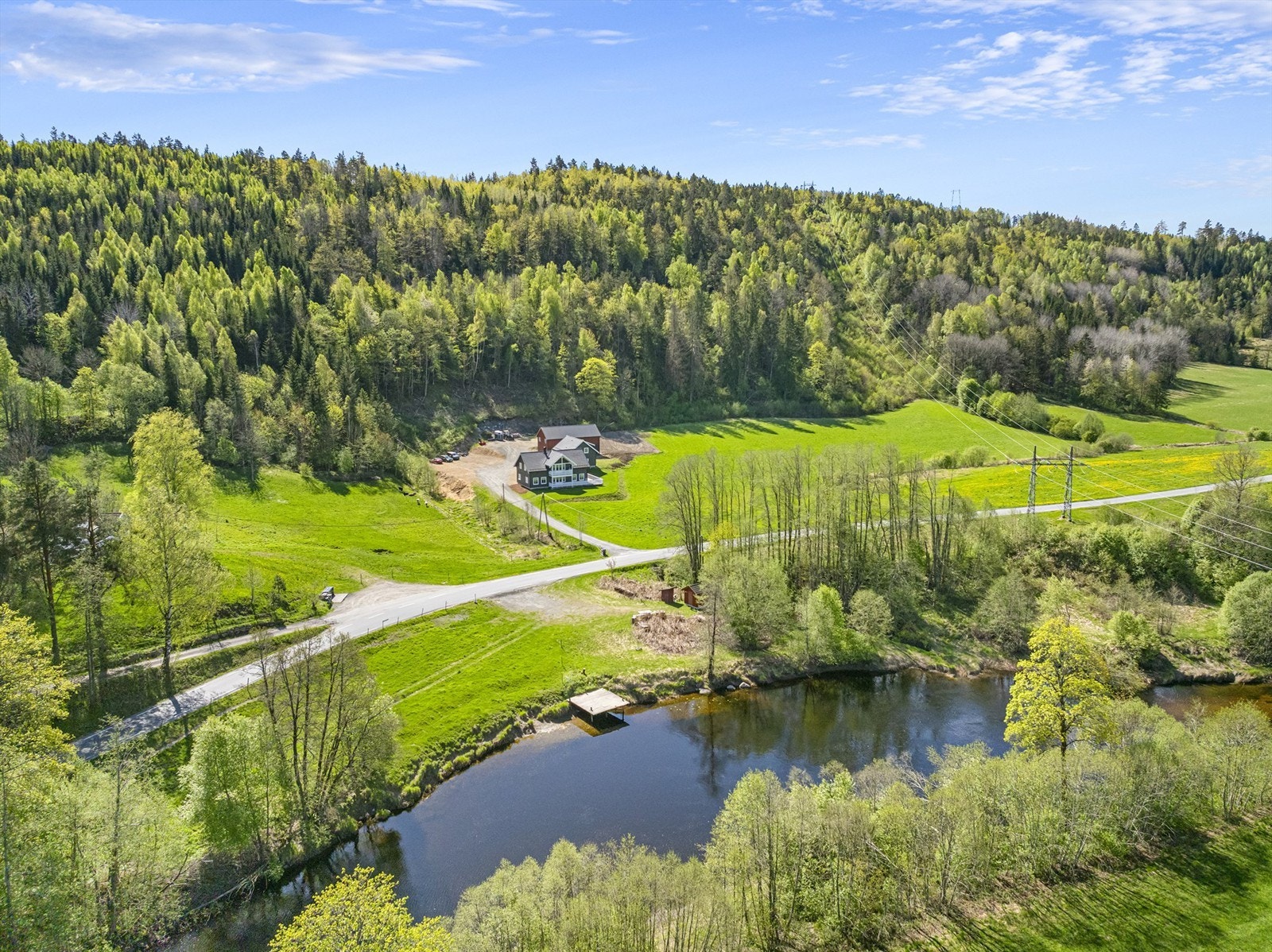 Idyllisk landbrukseiendom med 136 dekar - Tilrettelagt for hester Galleribilde