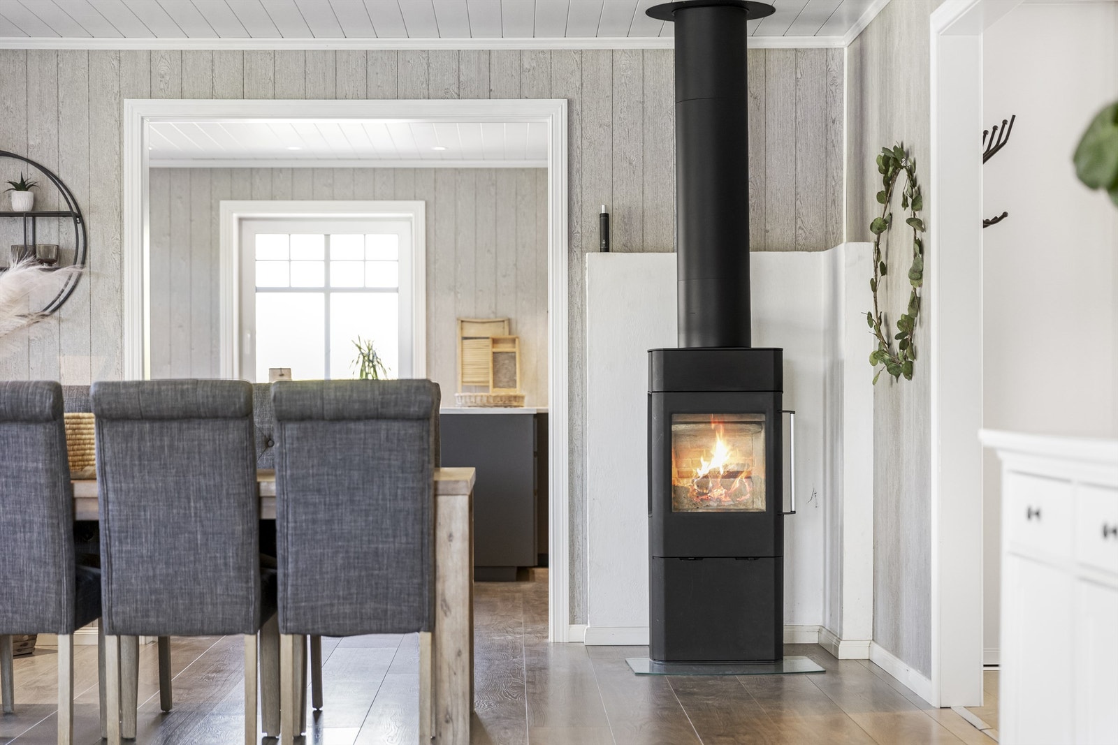 Det er peisovn i stuen som gir godt med varme. Galleribilde