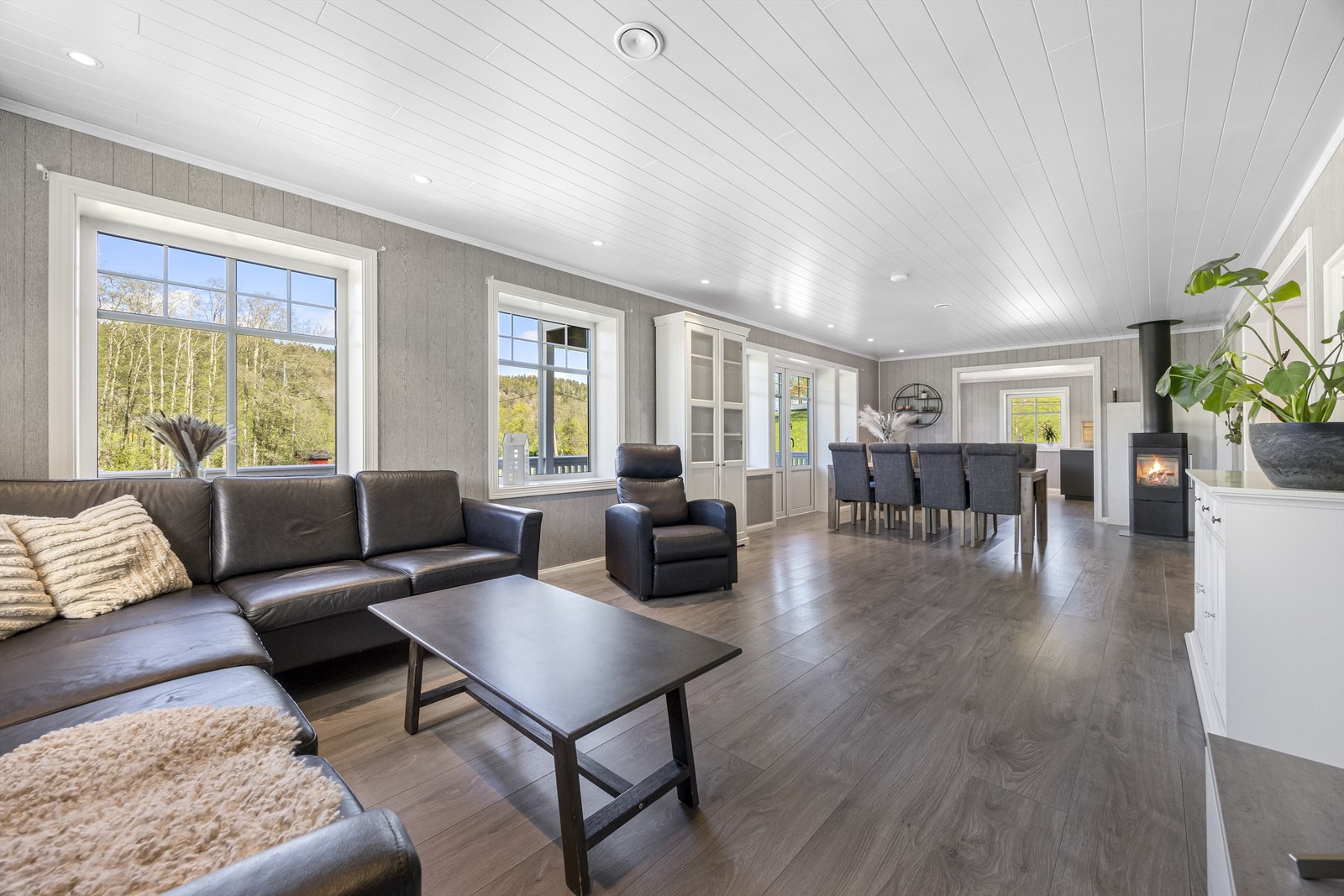 Stor stue som enkelt kan inndeles med lettvegg dersom det er ønskelig. Galleribilde