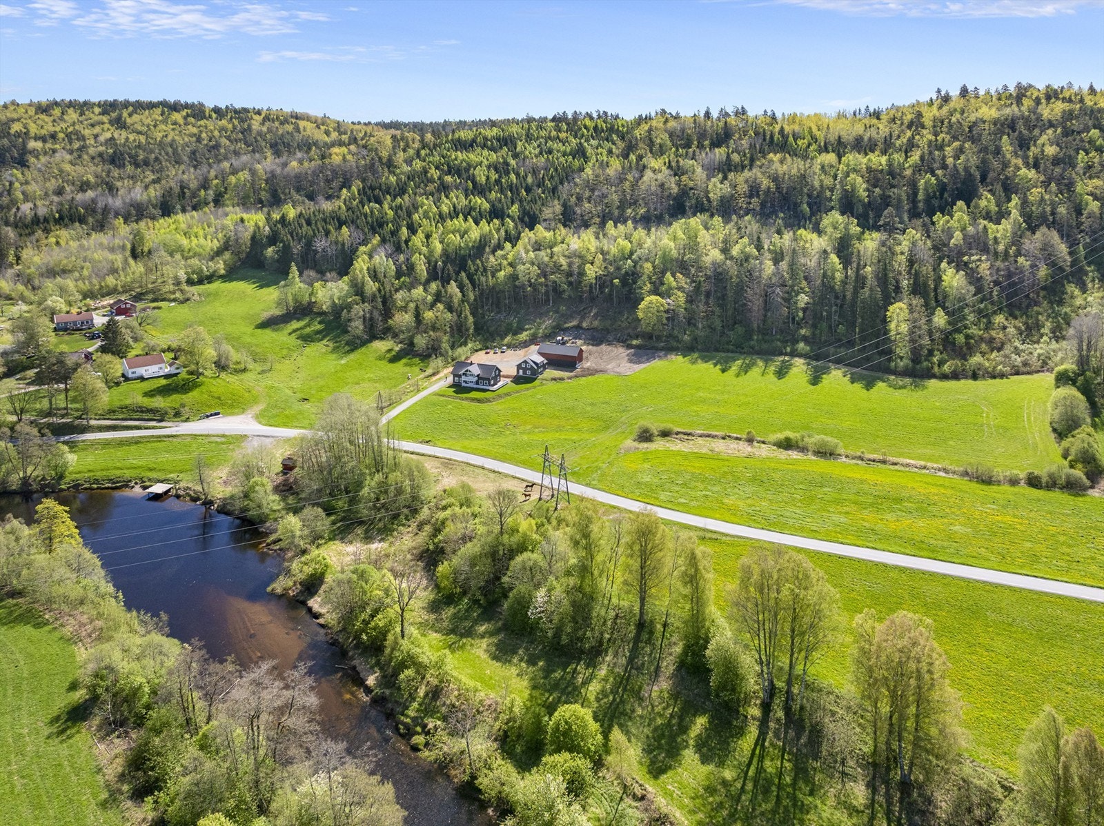 Landlig og likevel kort kjøreavstand til sentrum - Kun 6-7 minutter i bil til Tvedestrand sentrum og ca. 20 minutter til Arendal sentrum Galleribilde