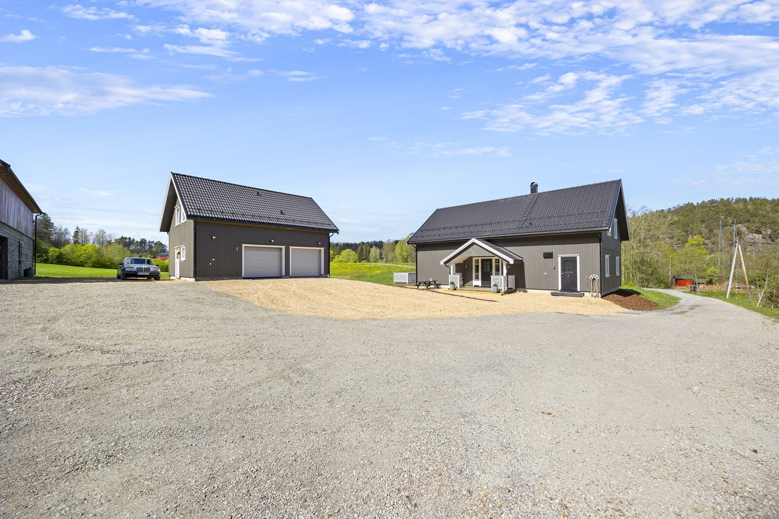 Opparbeidet eiendom med dobbel garasje med leilighet over
, stall og nyere enebolig Galleribilde