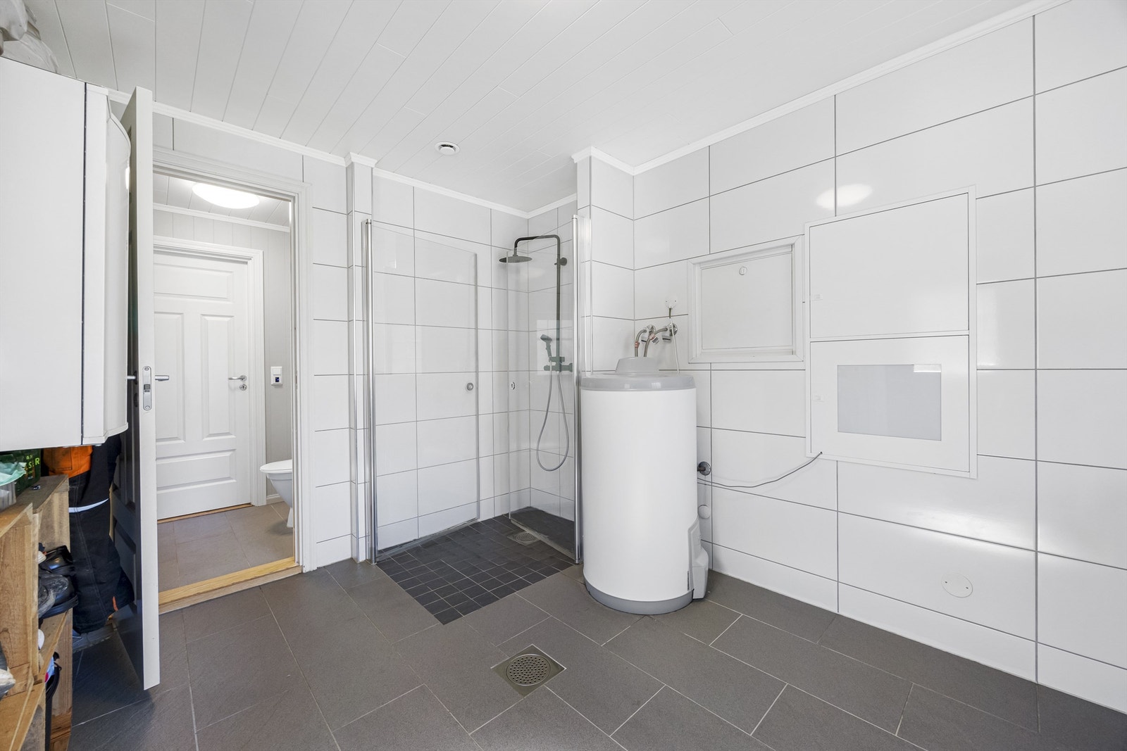 På vaskerommet er det i tillegg dusj og varmekabler i gulv Galleribilde