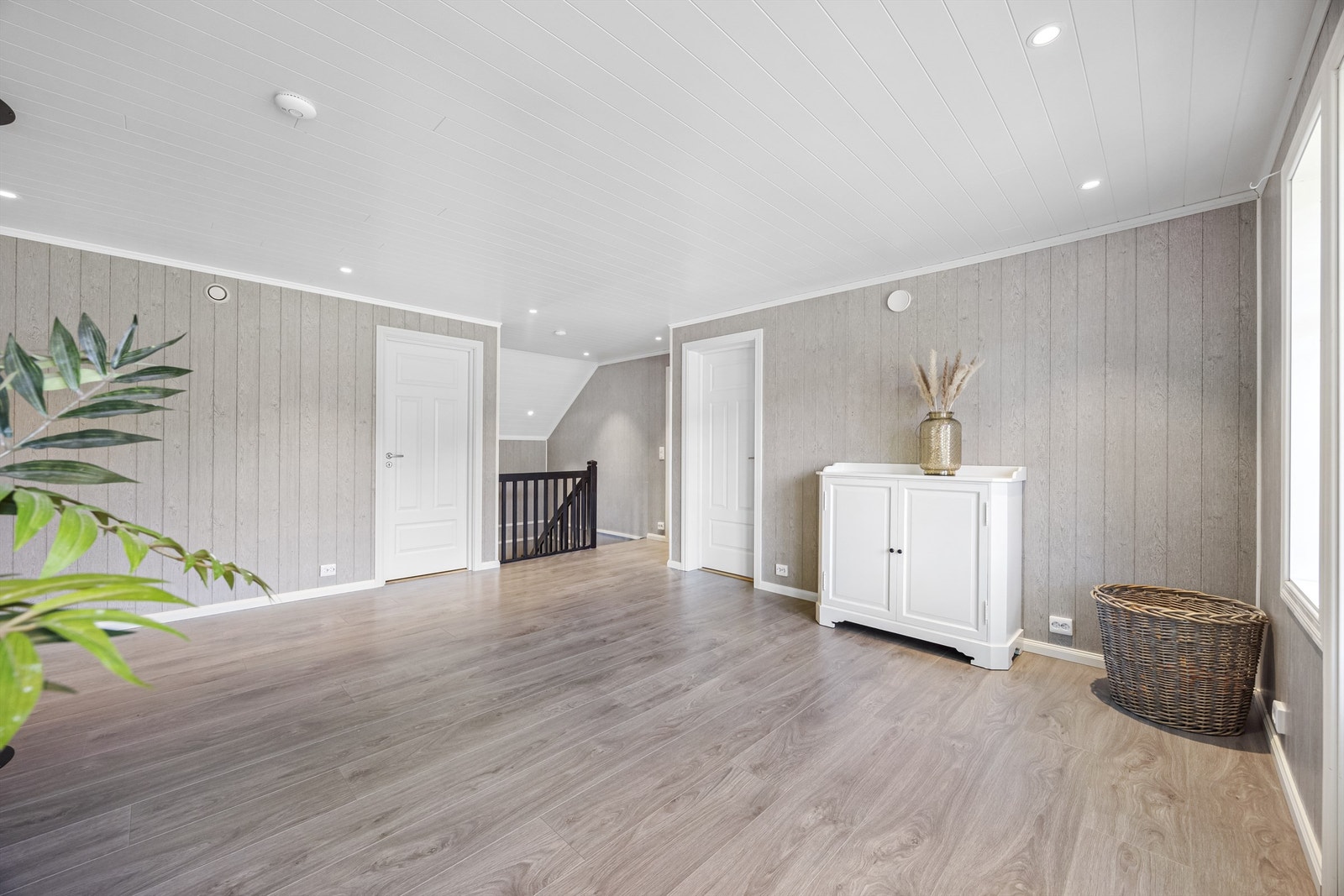 Loftstuen er romslig - Downlights i taket Galleribilde