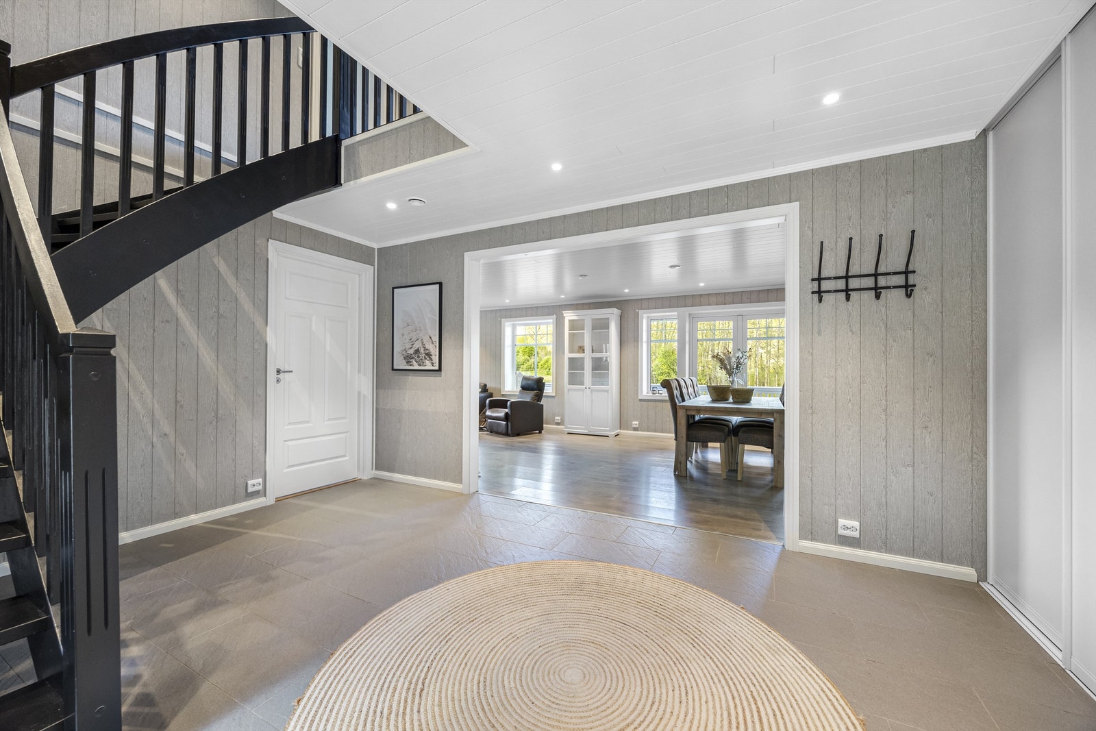 Det er montert en god varmepumpe i trappen for å gi varme eller kjøling til begge etasjene. Galleribilde