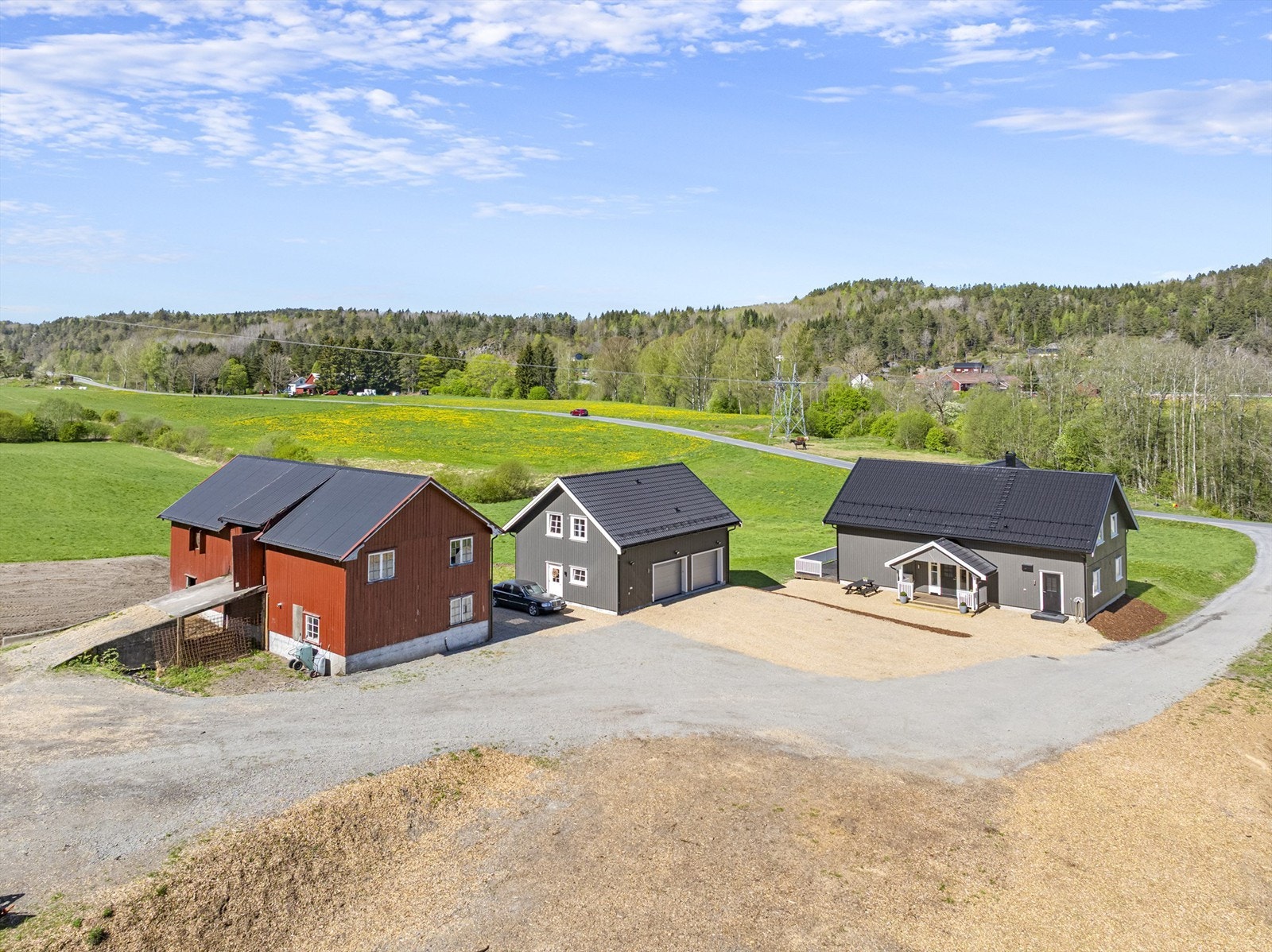 Flott opparbeidet tun - Her kan man enkelt lage ridebane eller tilpasse eget bruk med en flat og fin tomt. Galleribilde