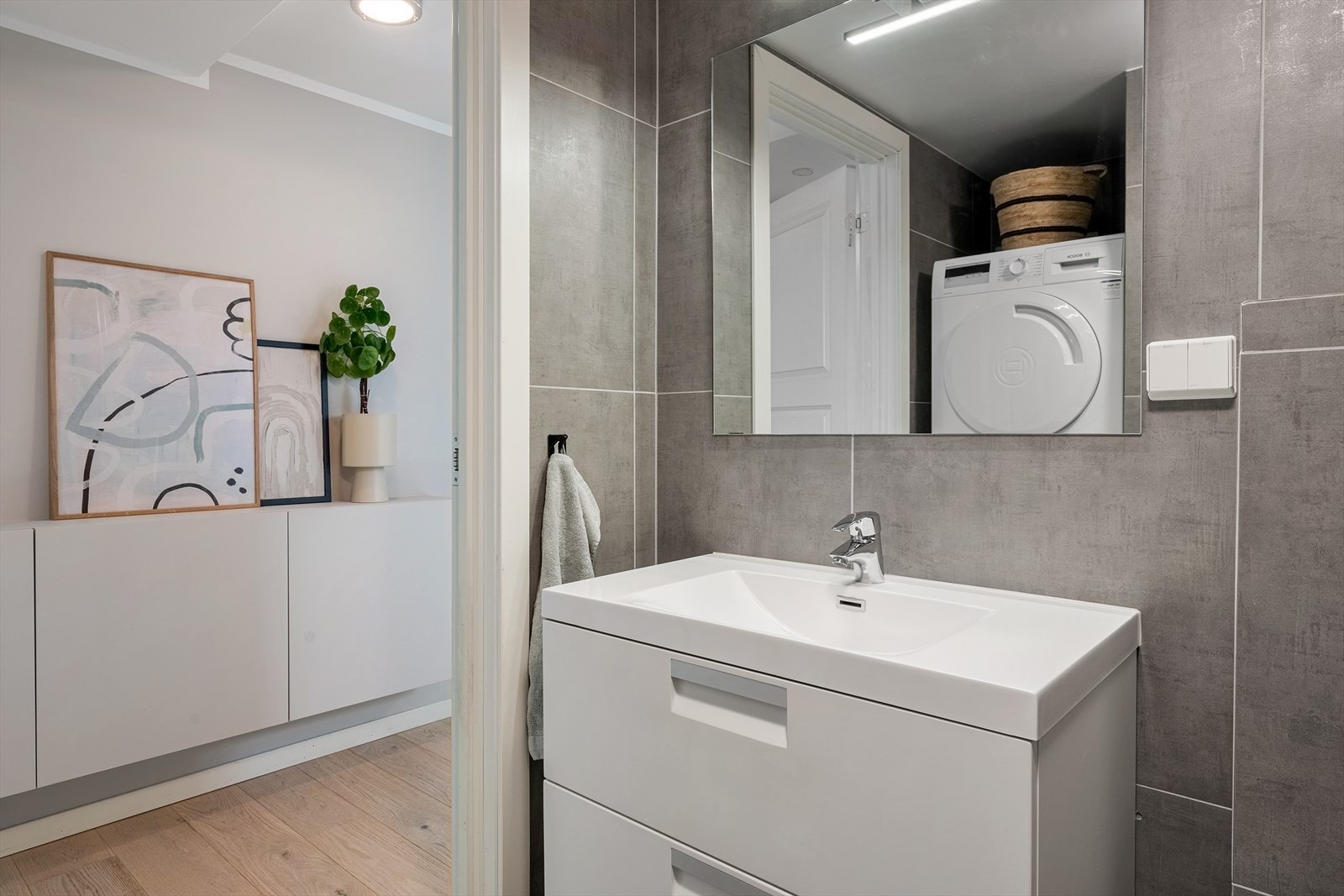 - Badet inneholder vegghengt toalett, benkeskap med servant, fordelerskap og dusjvegg i glass - Galleribilde