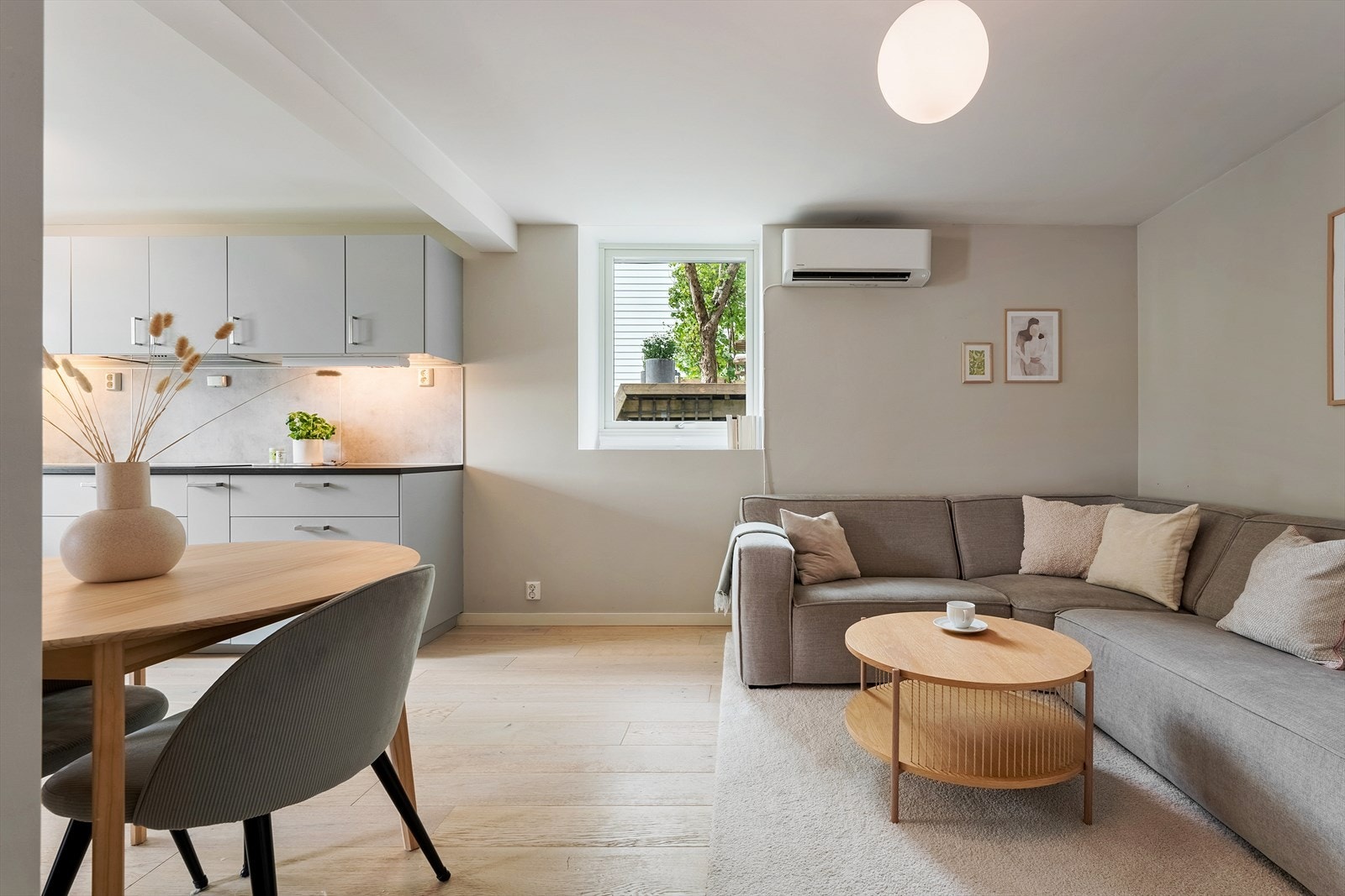 - Stue og kjøkken er av god størrelse og måler 23,2 m² til sammen - Galleribilde