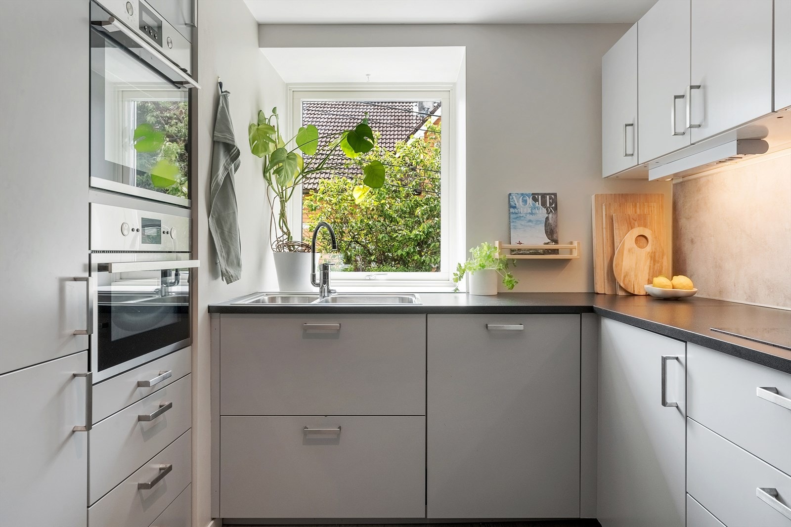 - Her har du god skap og benkeplass, perfekt for deg som er glad i å lage mat - Galleribilde