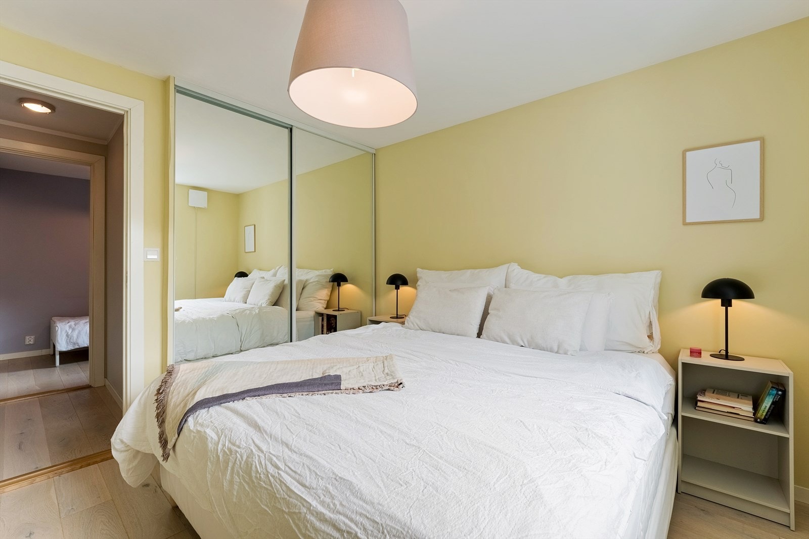 - Merk innebygde skap som sikrer oppbevaring uten at det tar av plassen i rommet - Galleribilde