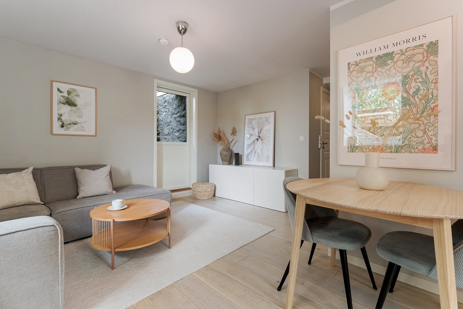 - Leiligheten har gjennomgående lyst 1-stavs parkettgulv - Galleribilde