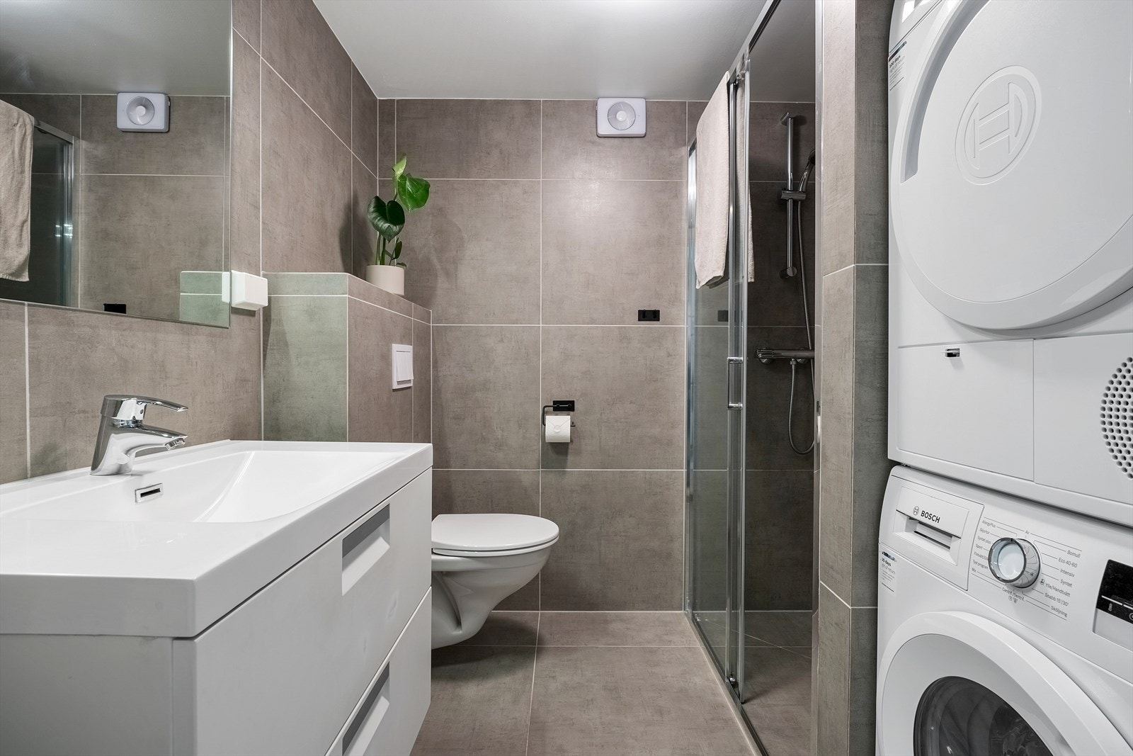 - I tillegg har du opplegg for vaskemaskin og plass til tørketrommel på badet - Galleribilde