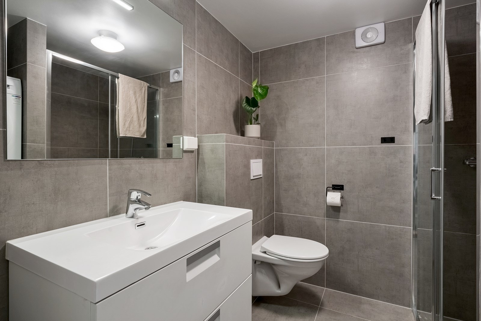 - Lyst helfliset bad med gulvvarme - Galleribilde