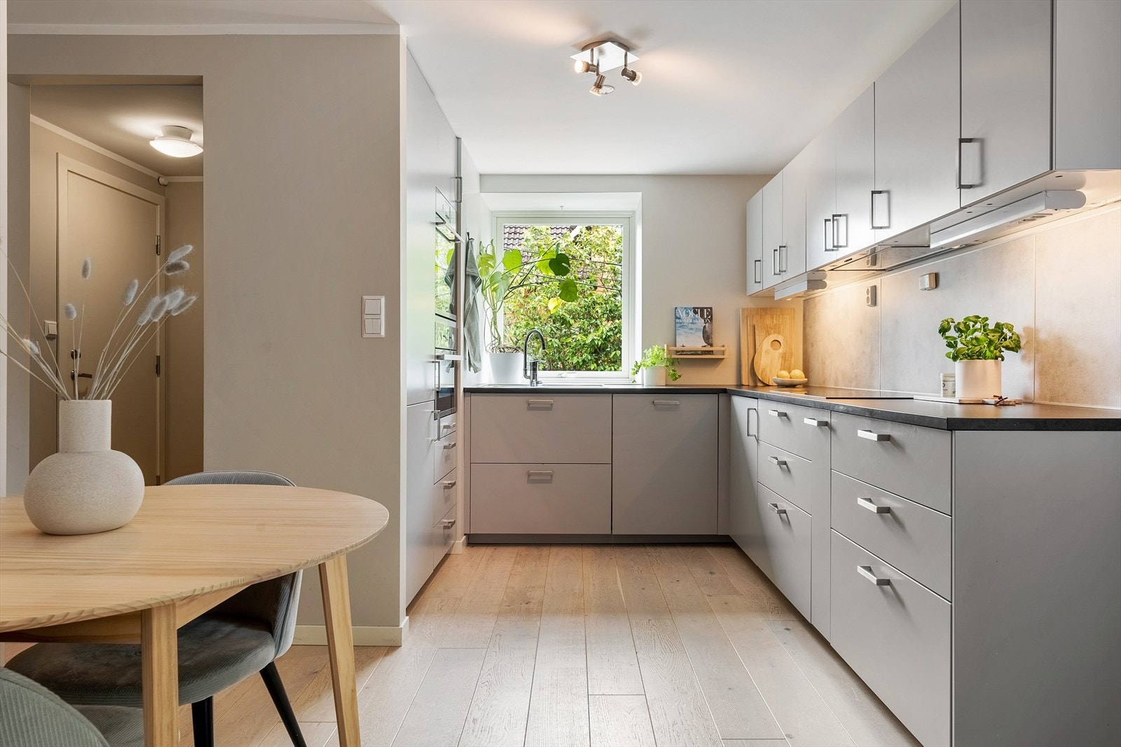 - Lekkert og tidløst kjøkken med slette fronter, laminat benkeplate og nedfelt vask - Galleribilde