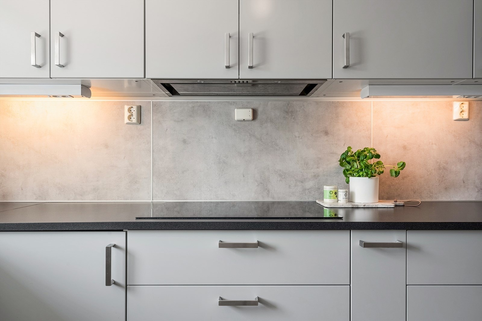 - Kjøkkenet har integrerte hvitevarer som platetopp, stekeovn, mikro, oppvaskmaskin og kombiskap kjøl/frys til glede for nye eiere - Galleribilde