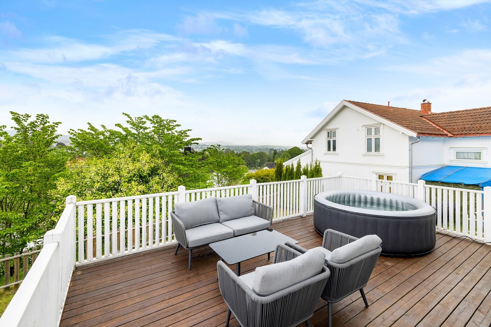 Usjenert veranda med flott utsikt mot Vealøs og nærområdet Galleribilde