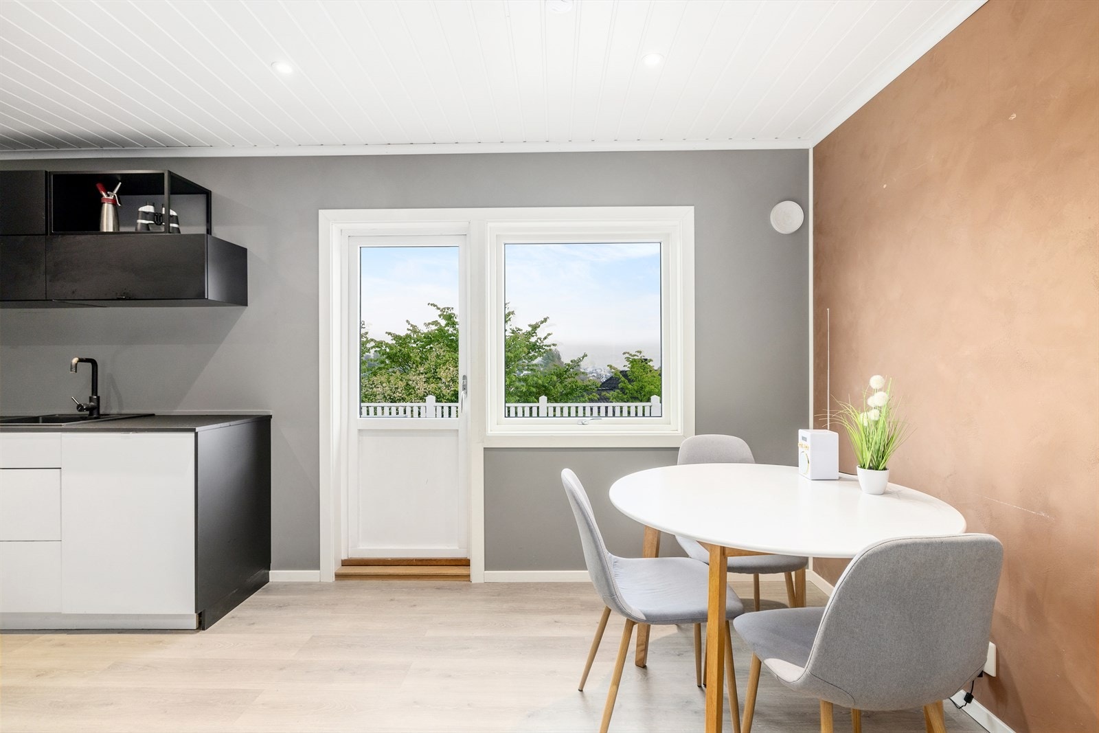 Fra stuen kommer du inn på kjøkkenet. Her er det utgang til veranda og god plass til spisebord Galleribilde