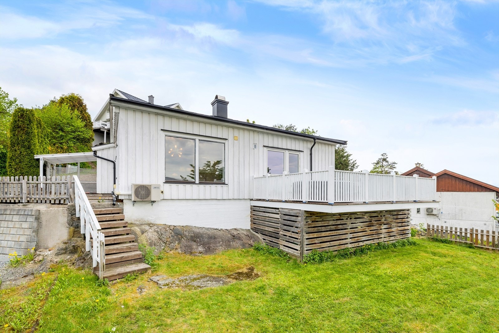 Eiendommen har en flott beliggenhet på Strømdal, i et etablert og barnevennlig boligområde. Eiendommen ligger skjermet til i blindvei og har gode solforhold Galleribilde