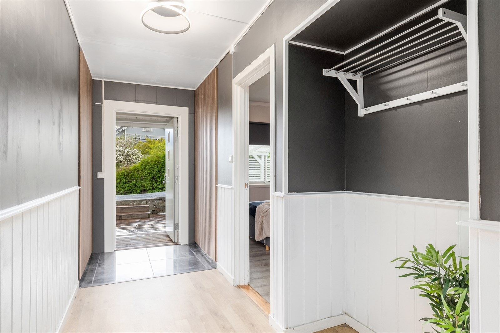 Romslig entré med god plass til sko og yttertøy Galleribilde