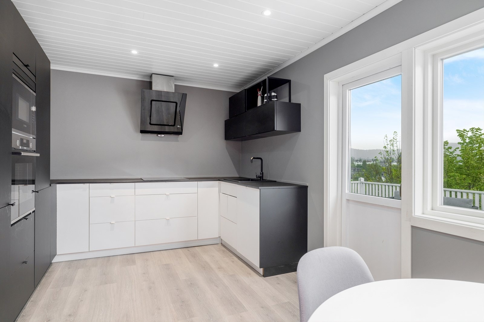 Delikat og nyere kjøkken med slette fronter og laminert benkeplate Galleribilde