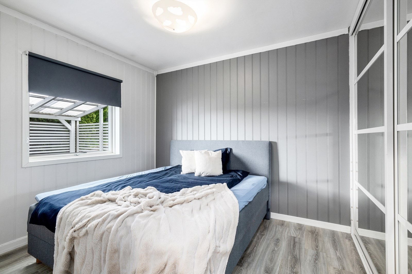 Hovedsoverom med stor skyvedørsgarderobe Galleribilde