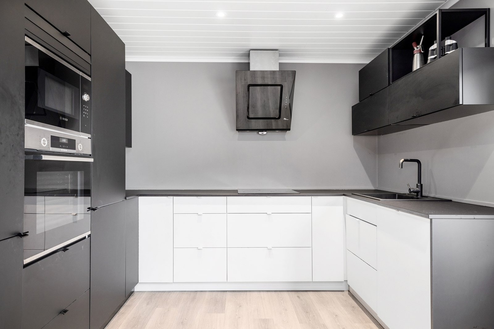 Kjøkkenet tilbyr godt med skap- og benkeplass. Integrert kjøl/frys, oppvaskmaskin, stekeovn og micro Galleribilde