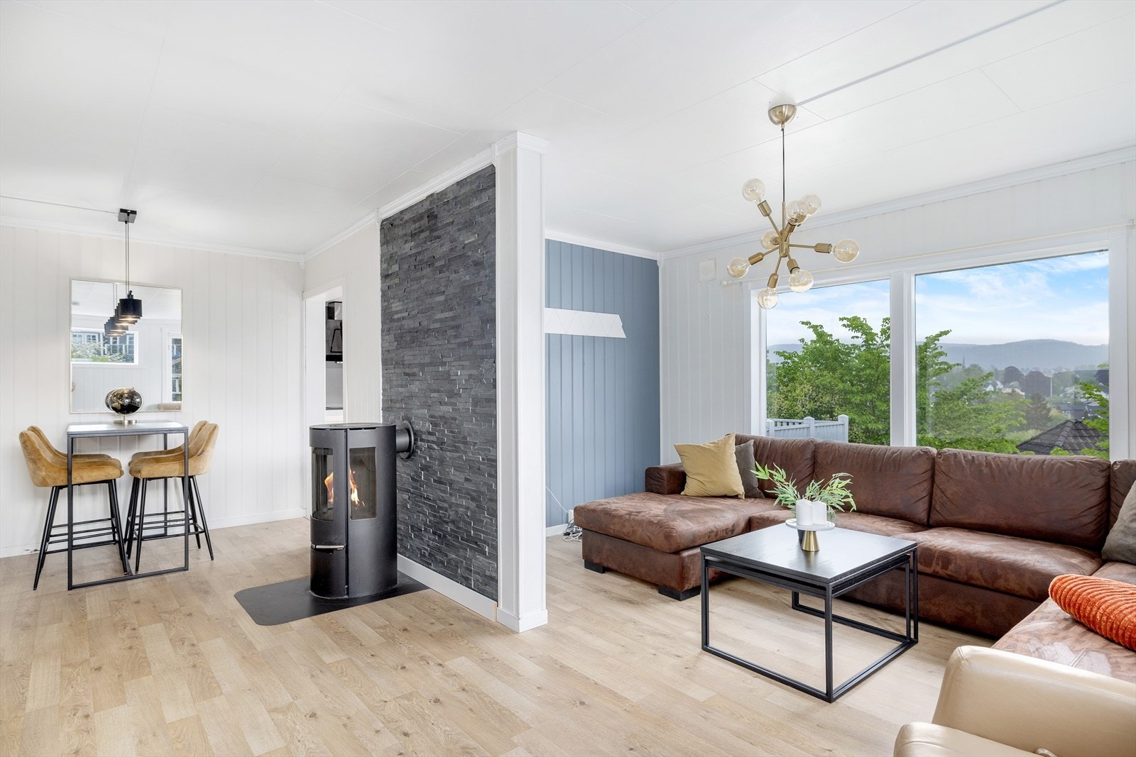 Lys og romslig stue med gode møbleringsmuligheter for sofagruppe og spisegruppe Galleribilde