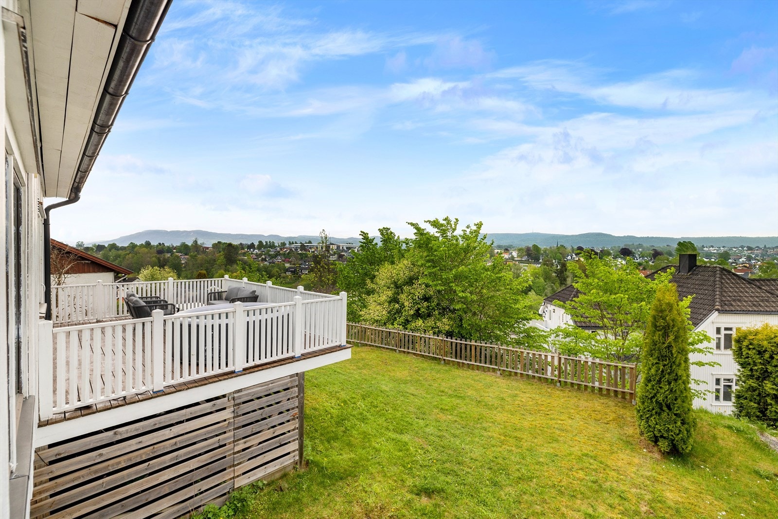 Lettstelt tomt som er opparbeidet med gressplen, beplantning og asfaltert gårdsplass Galleribilde