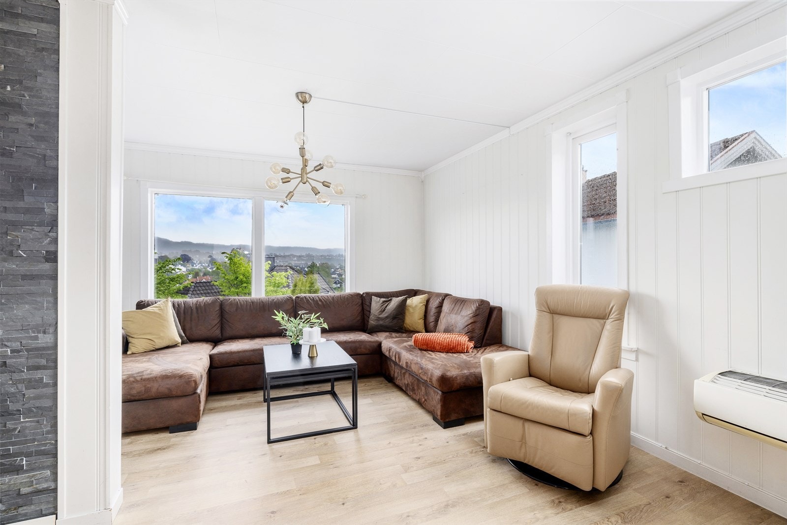 Fra sofakroken er det fin utsikt mot Vealøs og nærområdet Galleribilde