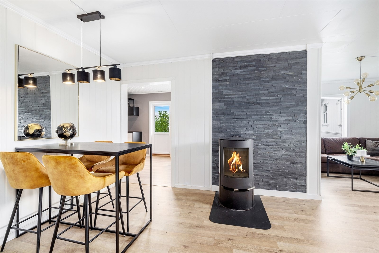 I stuen er det montert både peis og varmepumpe Galleribilde