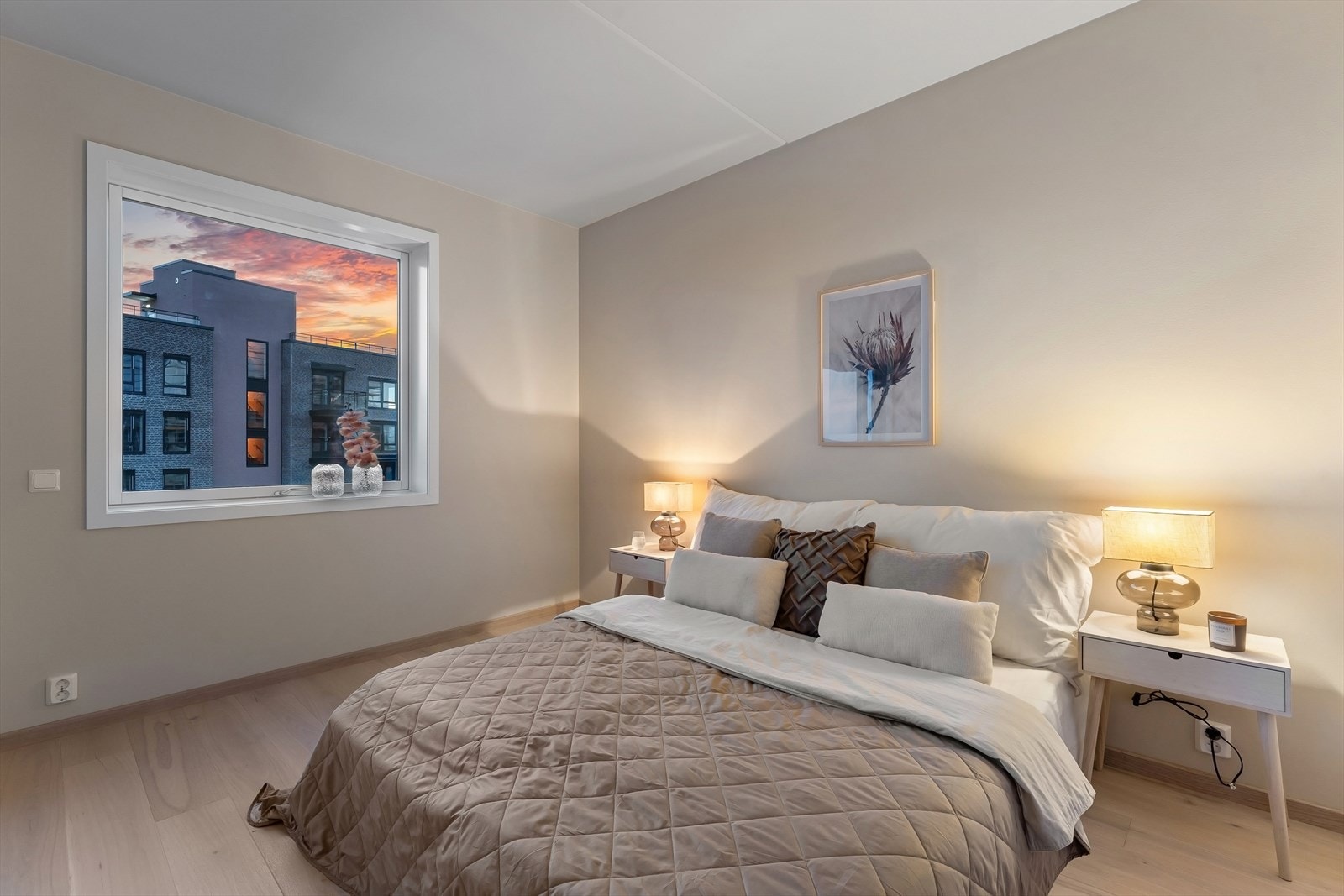 Ca. 11 kvm soverom m. plass til dobbeltseng og garderobe. Galleribilde