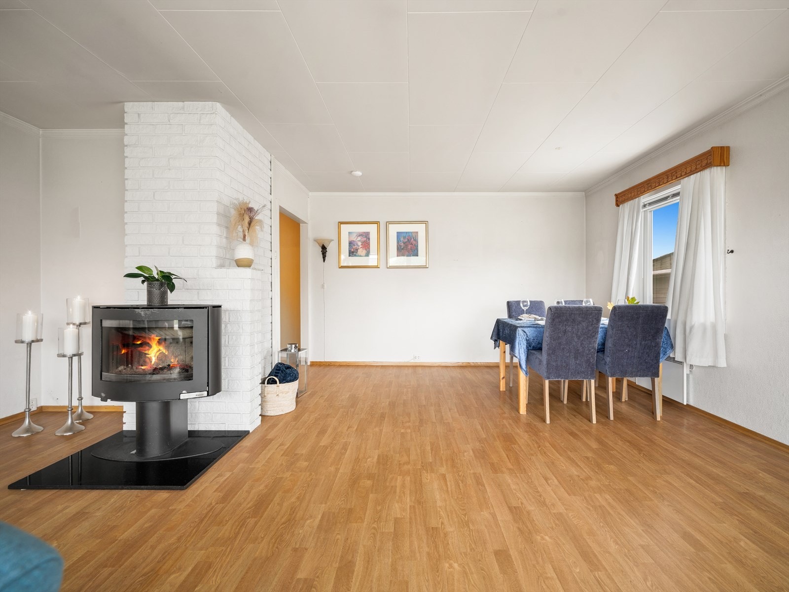 I stuen er det montert en vedovn. Denne gir god og lun varme på kjøligere dager. Galleribilde