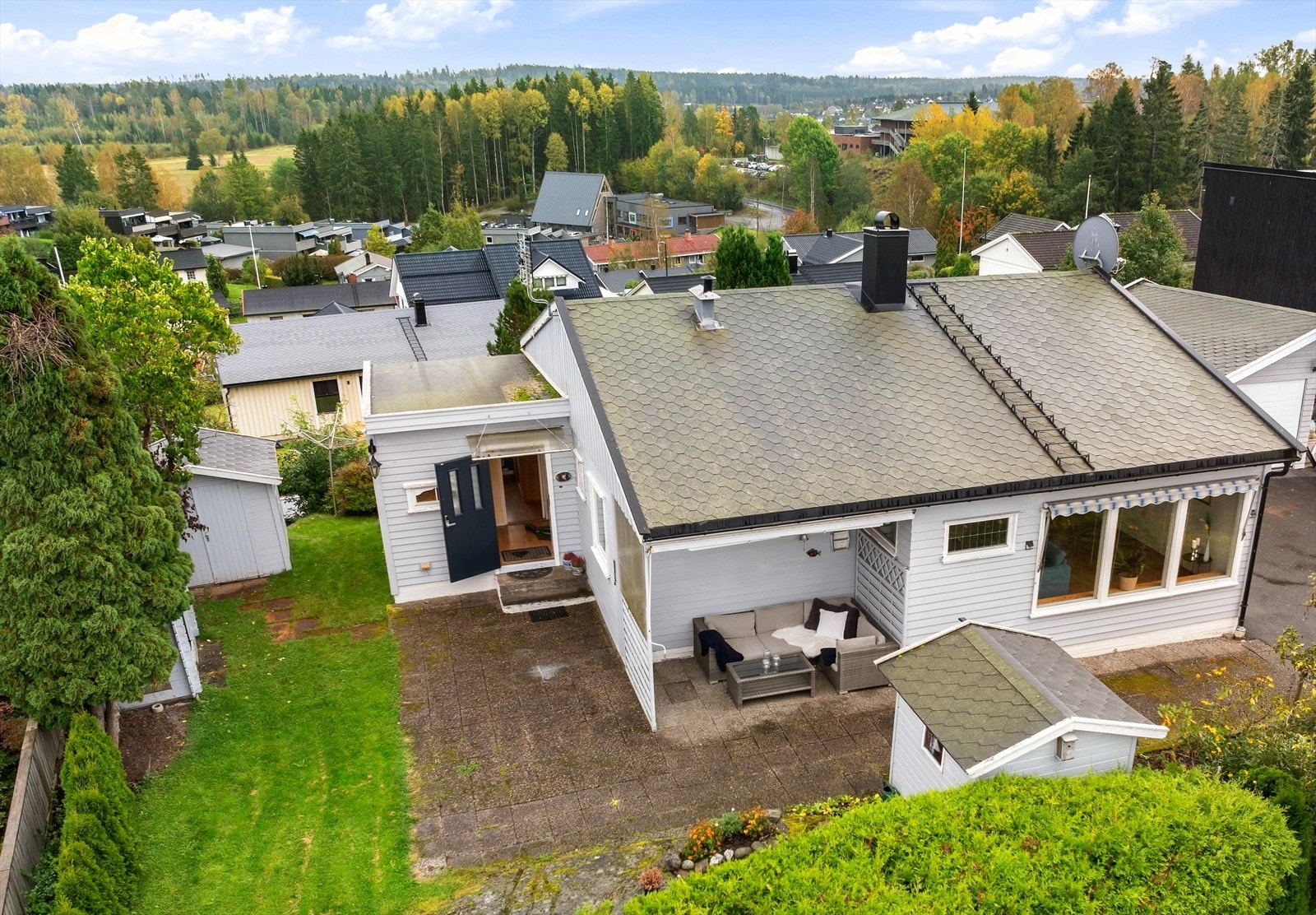 Boligen er oppført på 1 plan. Det er oppført to uteboder samt garasje på eiendommen. Galleribilde