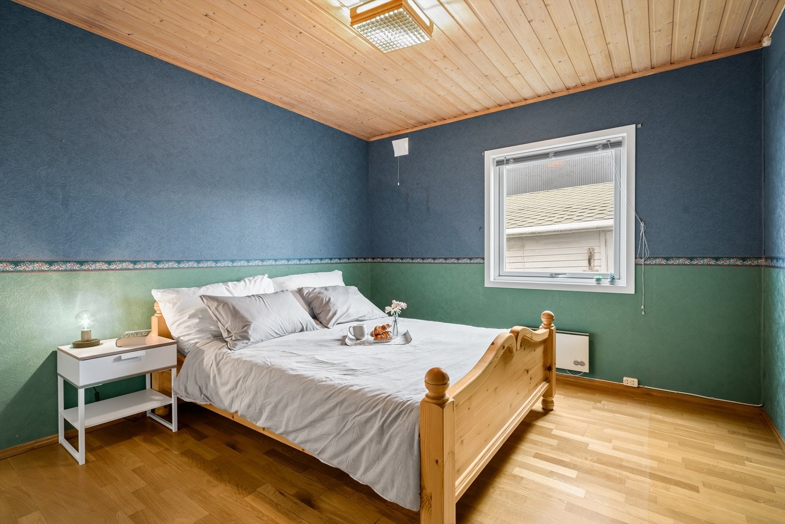 Soverom (1) har god plass til dobbeltseng med nattbord. Galleribilde