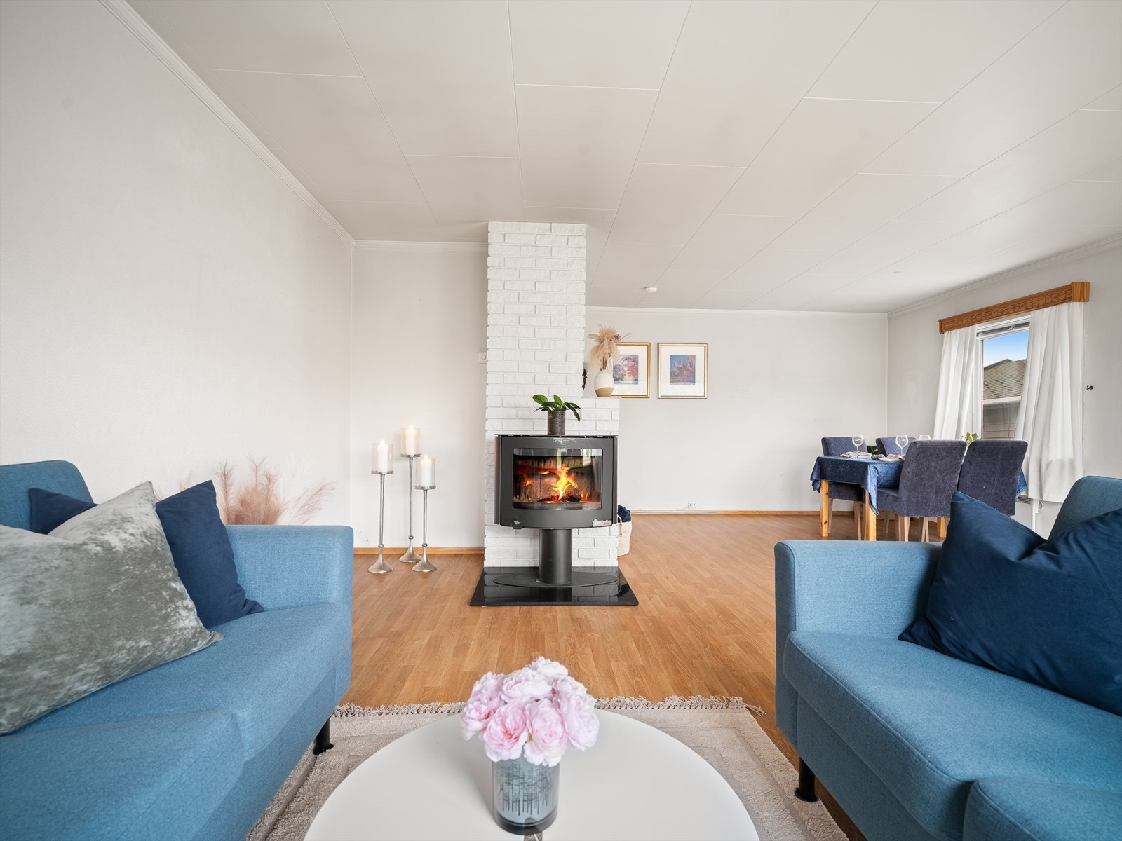 Lys og luftig stue. Galleribilde