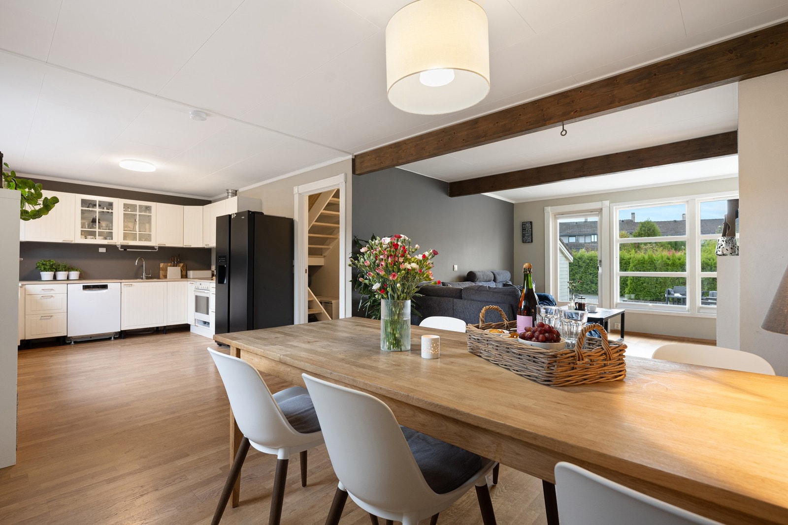 Videre inn i boligen kommer du til en romslig stue/spisestue med åpen kjøkkenløsning. Galleribilde