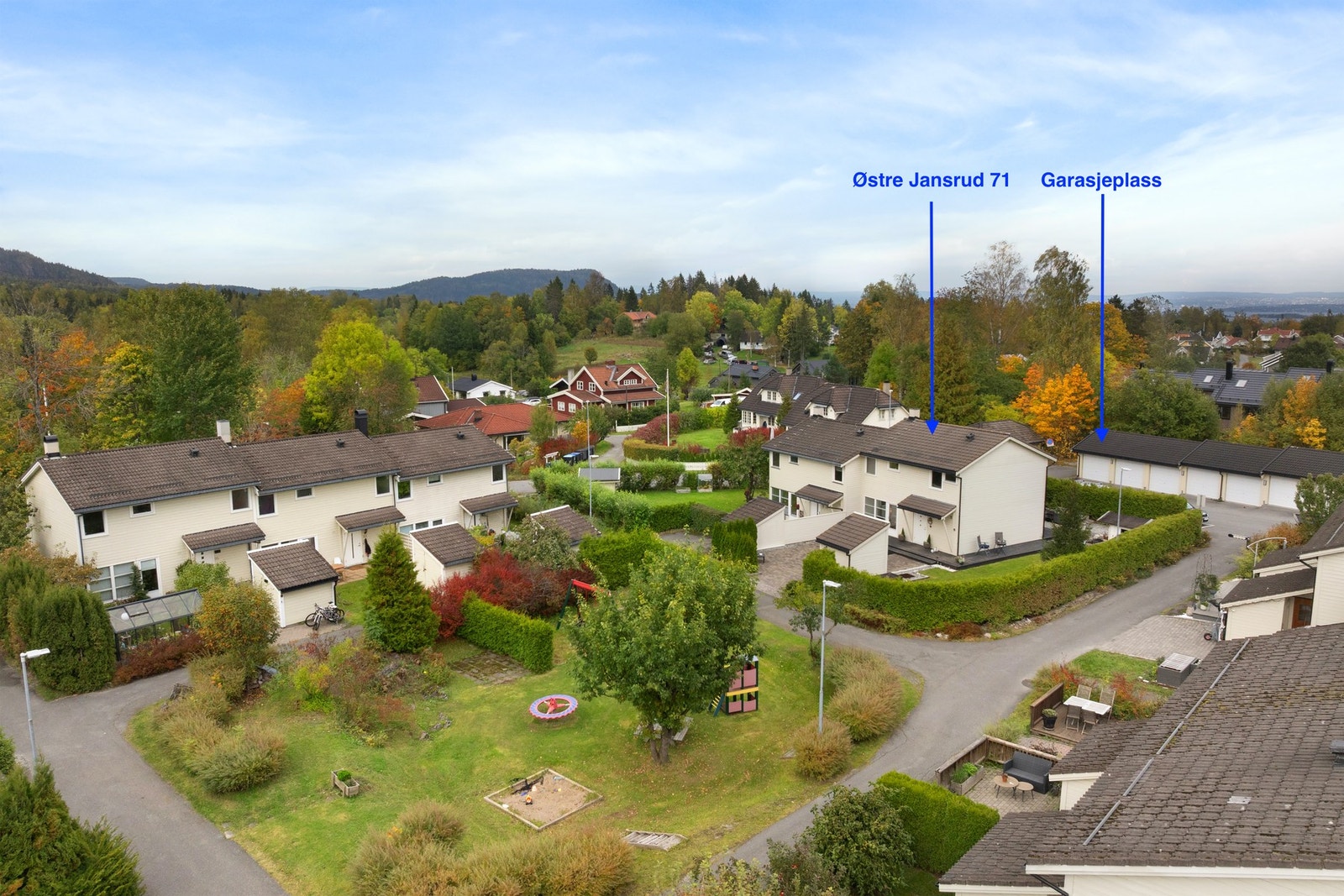 Det medfølger garasjeplass. Ellers er det rikelig med parkeringsplasser for gjester og beboere. Galleribilde