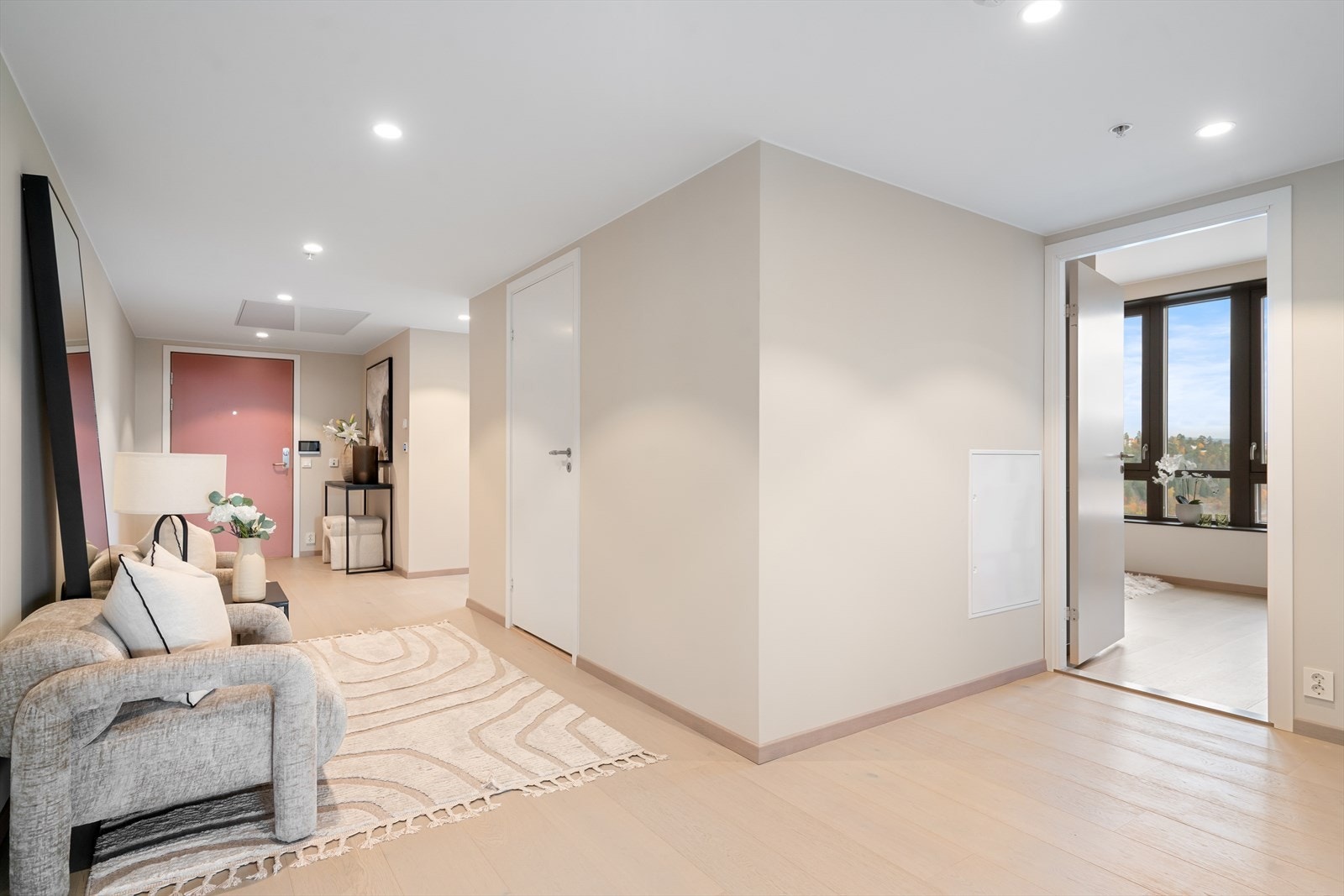 Man ønskes velkommen inn en svært romslig og hyggelig entrè/hall. Galleribilde