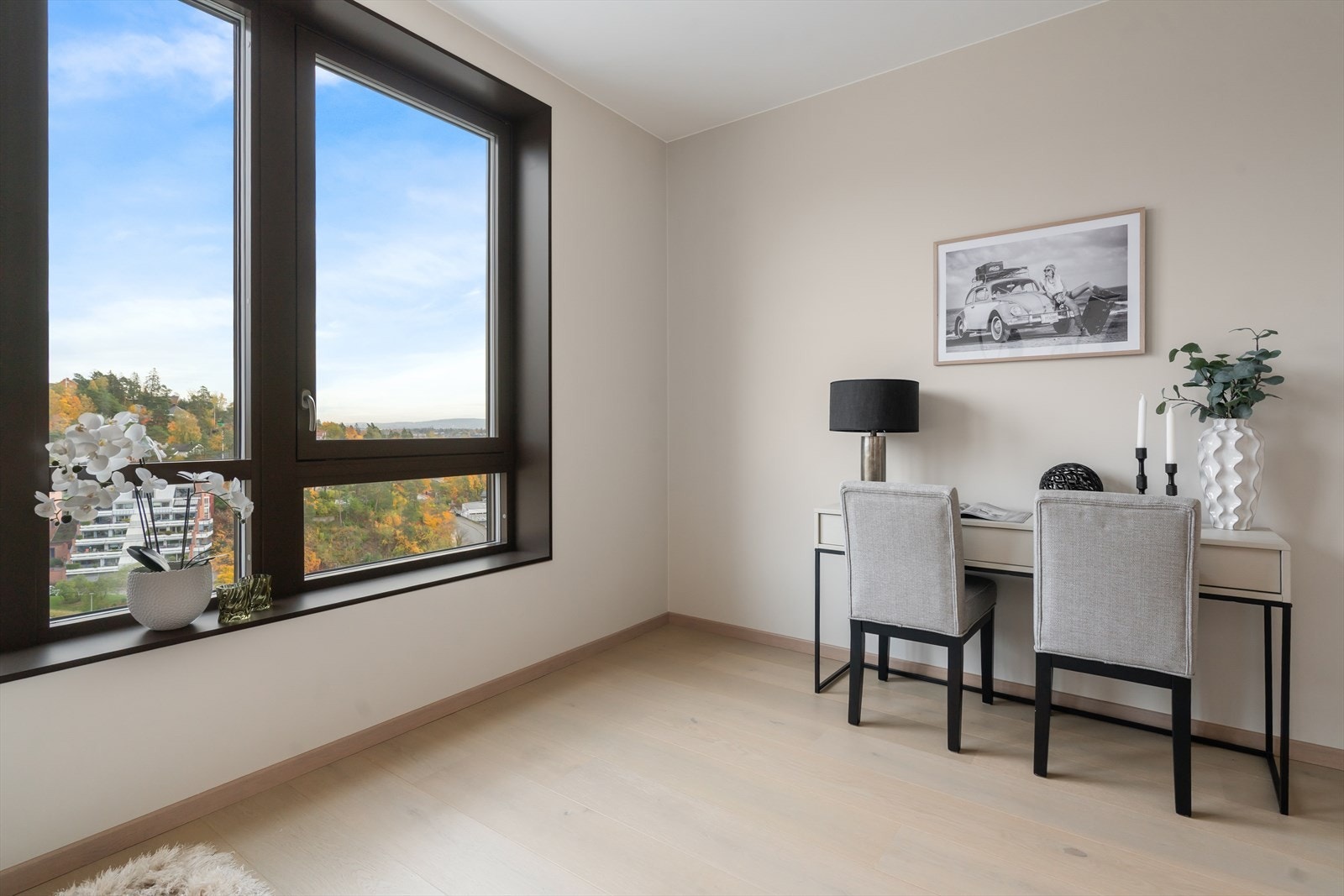 Soverom 2 er ca. 13m2. Det er evt. god plass til garderobeskap langs hele veggen mot hovedsoverommet. Galleribilde