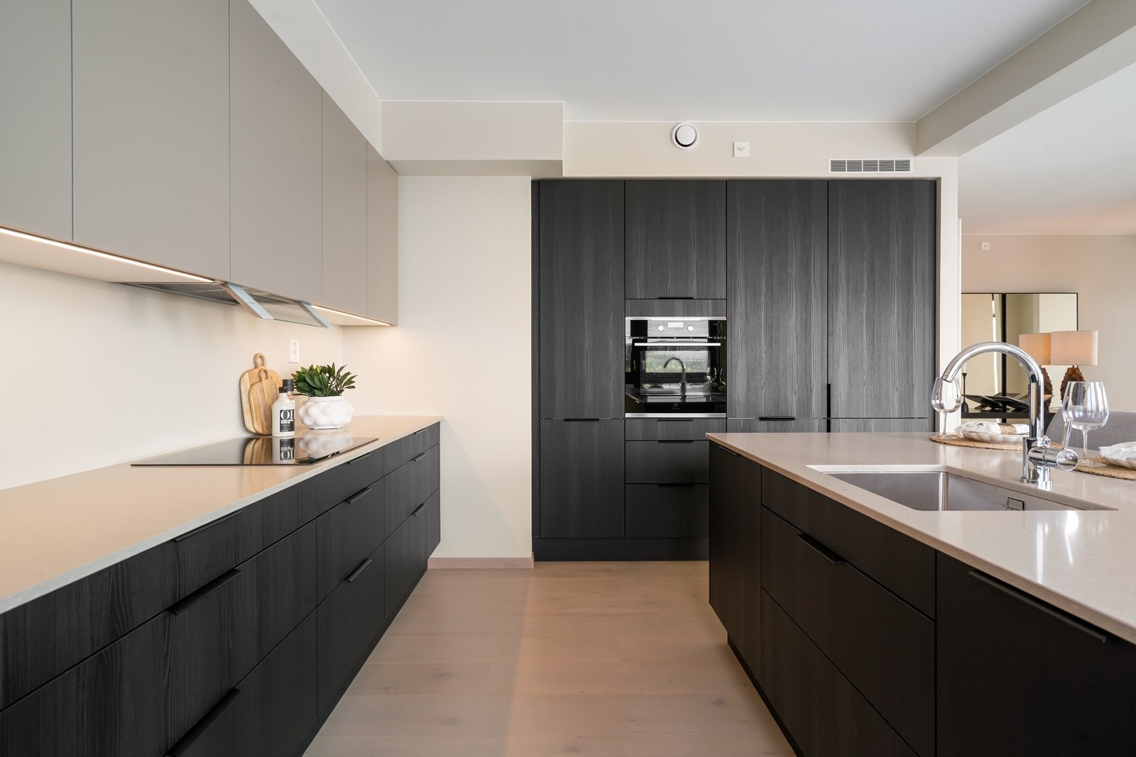 Kjøkkenet er smart innredet - her får man gode arbeidsforhold når et godt måltid skal tilberedes. Galleribilde