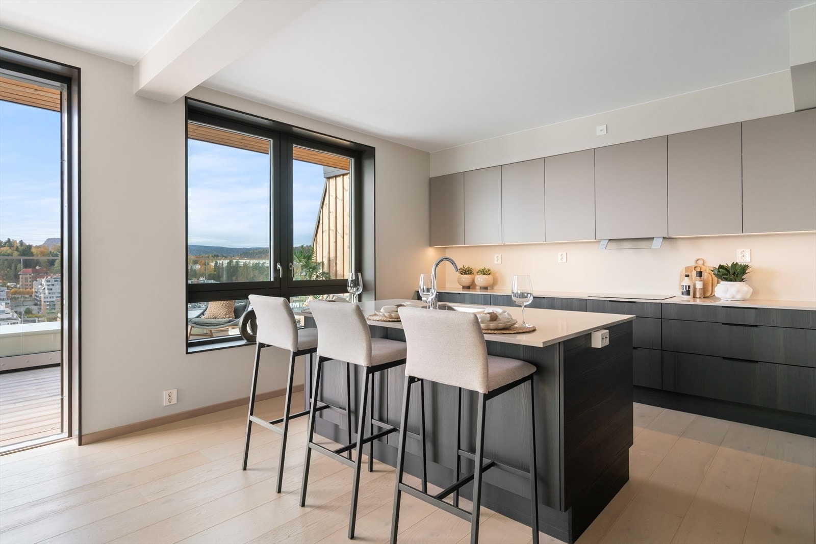 Kjøkkeninnredningen har svært godt med skuffer, overskap og benkeplass. Integrert koketopp og kjøkkenventilator. Galleribilde