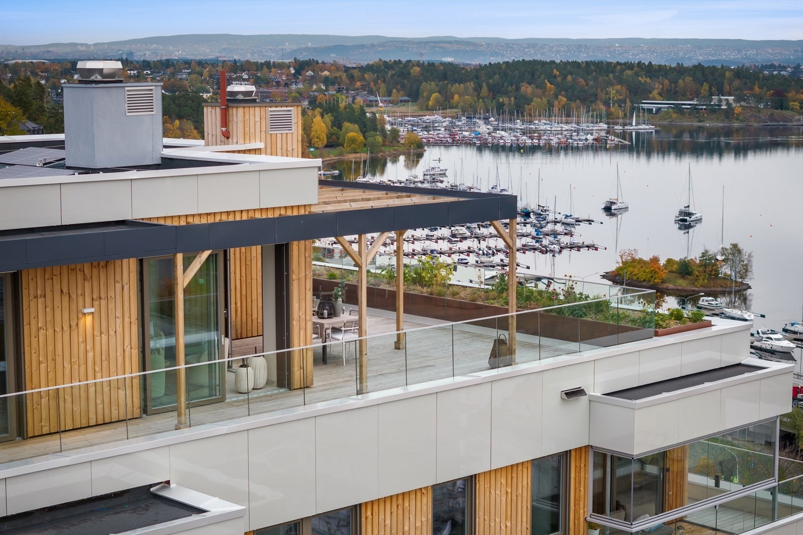 Utsikten mot nord/nordøst. Her ser man lille Danmark - Høvik/Hennie Onstad-senteret og Nesoddlandet i bakgrunnen. Galleribilde